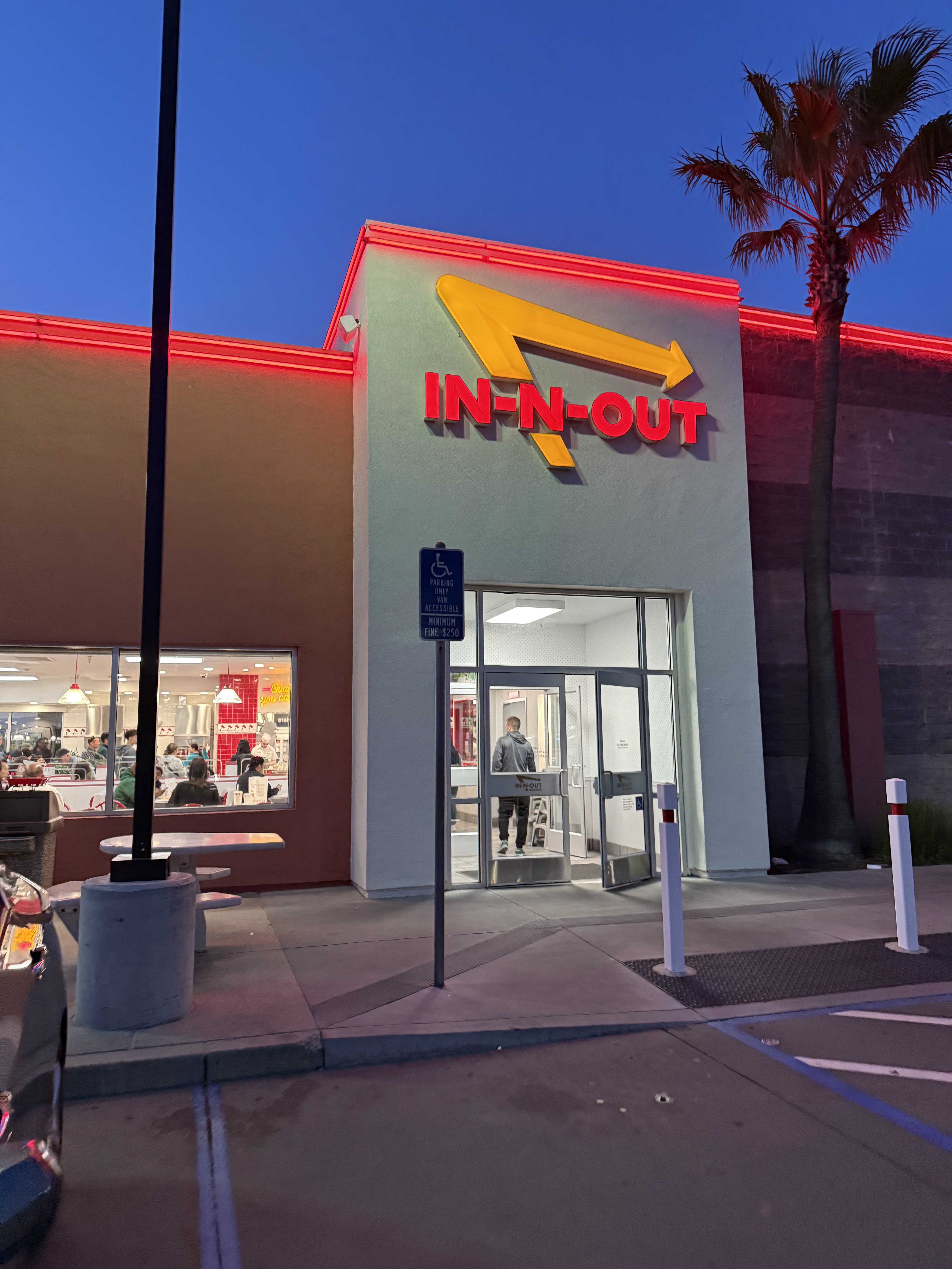 依舊大排長龍的 IN-N-OUT